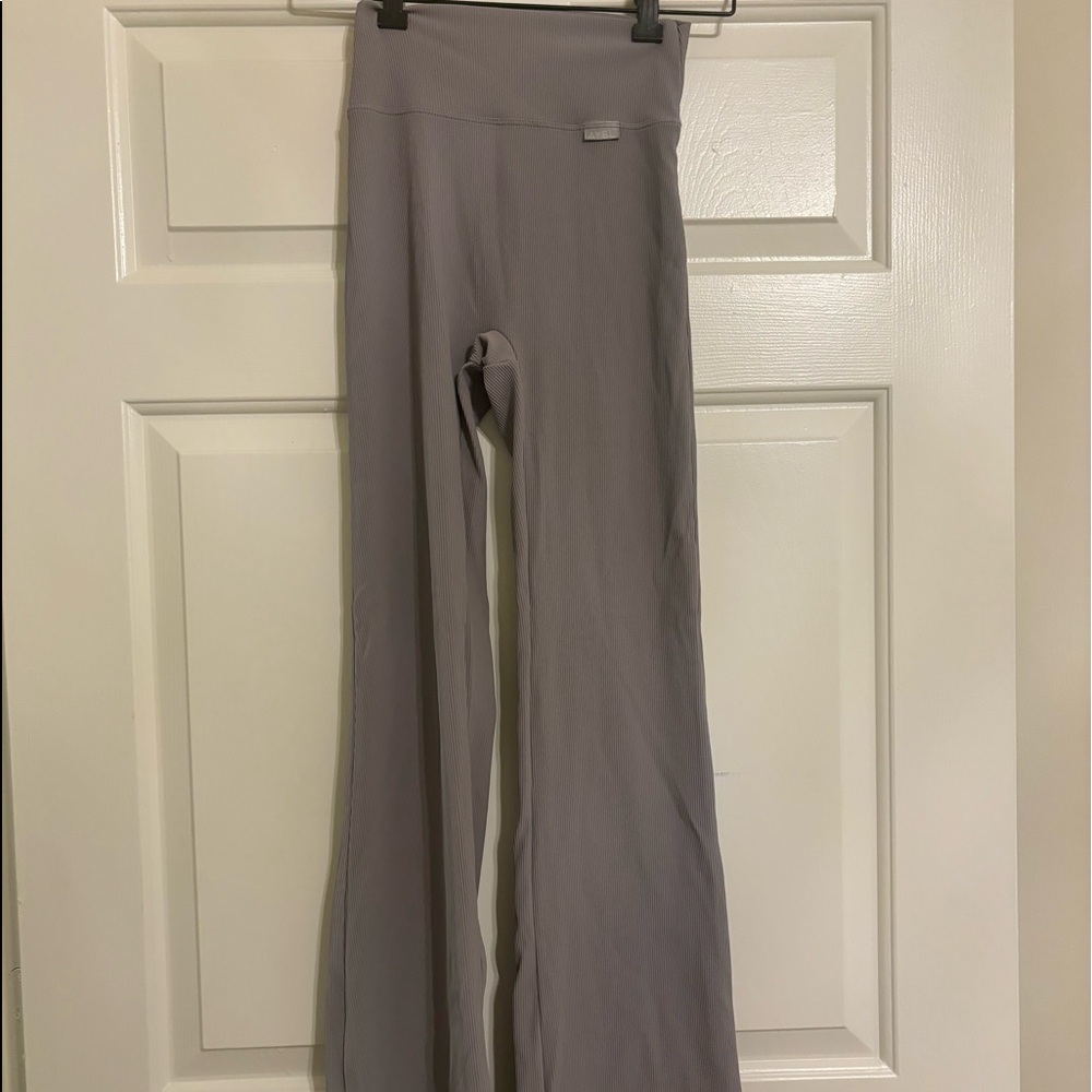 Ribbed gray flare leggings